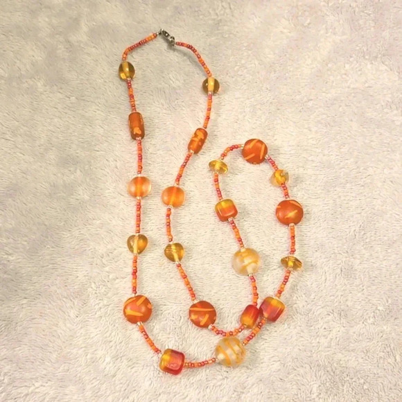 Jewelry - #402 VINTAGE Bead necklace Orange and Red